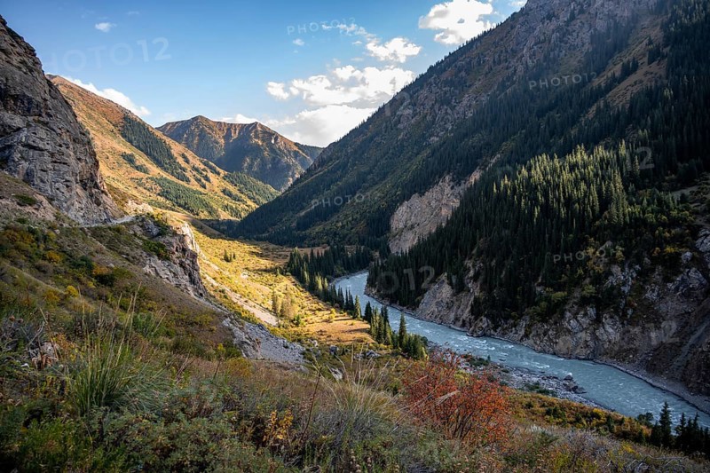 Mountain landscape with river in a narrow mountain valley in autumn, Little Naryn or Kichi-Naryn, Eki-Naryn Gorge, Naryn Province, Kyrgyzstan, Asia