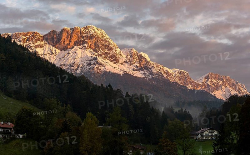 Mountain peak Berchtesgadener Hochthron at sunrise, mountain landscape with snow in autumn, Untersberg, Berchtesgaden Alps, Berchtesgaden, Berchtesgadener Land, Upper Bavaria, Bavaria, Germany, Europe