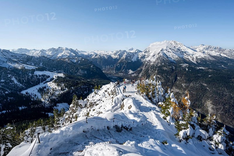 Hiking trail on the snow-covered summit of the Jenner with viewing platform in autumn, view of Königssee and Watzmann, Berchtesgaden National Park, Berchtesgaden Alps, Schönau am Königssee, Berchtesgadener Land, Bavaria, Germany, Europe