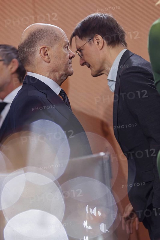 Olaf Scholz (SPD), Federal Chancellor and Karl Lauterbach (SPD), Federal Minister of Health, in the Cabinet, Cabinet meeting, Berlin, 6 November 2024