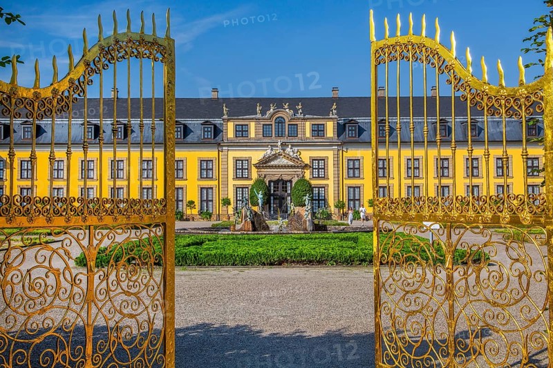Golden Tor Tor with gallery building in the Great Garden, Herrenhausen Gardens, Hanover, Lower Saxony, Germany, Europe