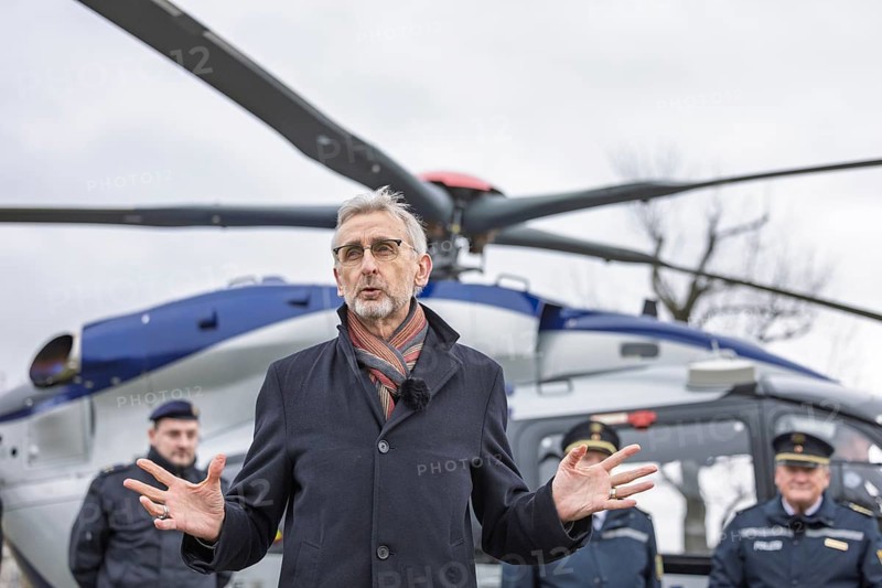 Minister of State Armin Schuster presents the new police helicopter together with State Police President Jörg Kubiessa and colleagues from the police helicopter squadron. This is the first of three new H145 police helicopters from Airbus Helicopters that have been taken over by the Saxony Police Helicopter Squadron for the qualification and further training of flying and technical personnel Dresden, Saxony, Germany, Europe