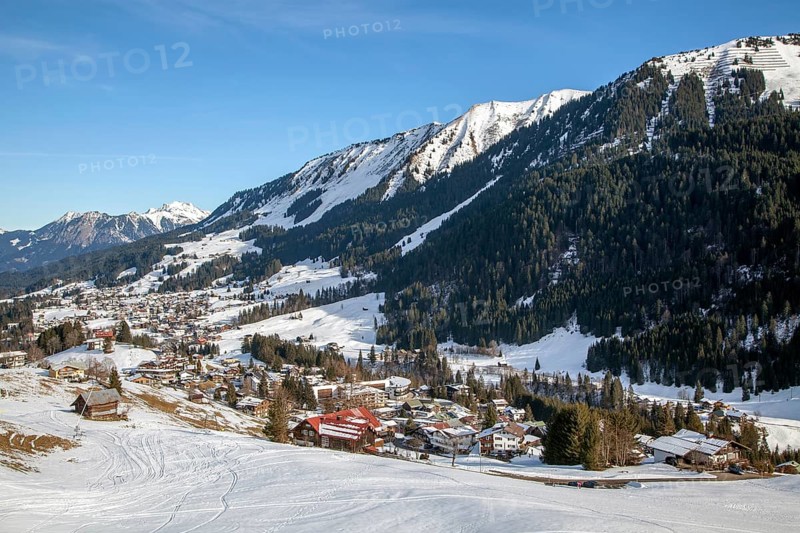 Snowy landscape, winter, view of Riezlern, behind Fellhorn, Riezlern, Kleinwalsertal, Vorarlberg, Austria, Europe