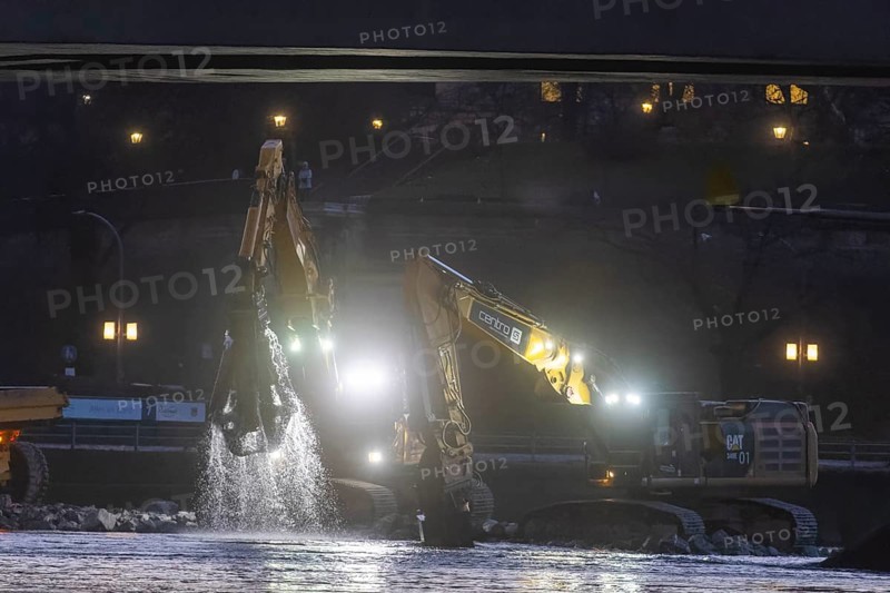 After the partial collapse of the Carola Bridge, demolition work continues on a dam built directly in the Elbe. Dresden, Saxony, Germany, Europe