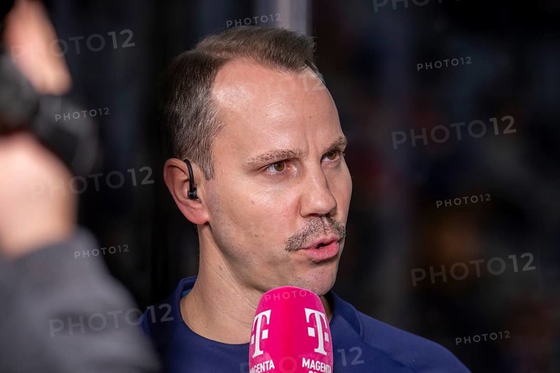 Former national ice hockey player Christoph Ullmann as co-commentator at the Adler Mannheim vs. Red Bull Munich match