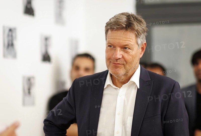 Robert Habeck, Federal Minister for Economic Affairs and Climate Protection and Vice-Chancellor, visits Eleqtron, Germany's first manufacturer of quantum computers, in Siegen, 22/08/2024
