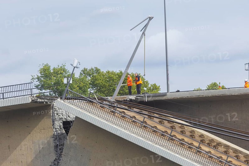 In the early hours of the morning, a section of the Carola Bridge collapsed for unknown reasons. Over a length of around 100 metres, the section on which the trams normally run has collapsed into the Elbe. The area is cordoned off, partial collapse of the Carola Bridge in Dresden, further bridge sections are in acute danger of collapsing, Dresden, Saxony, Germany, Europe