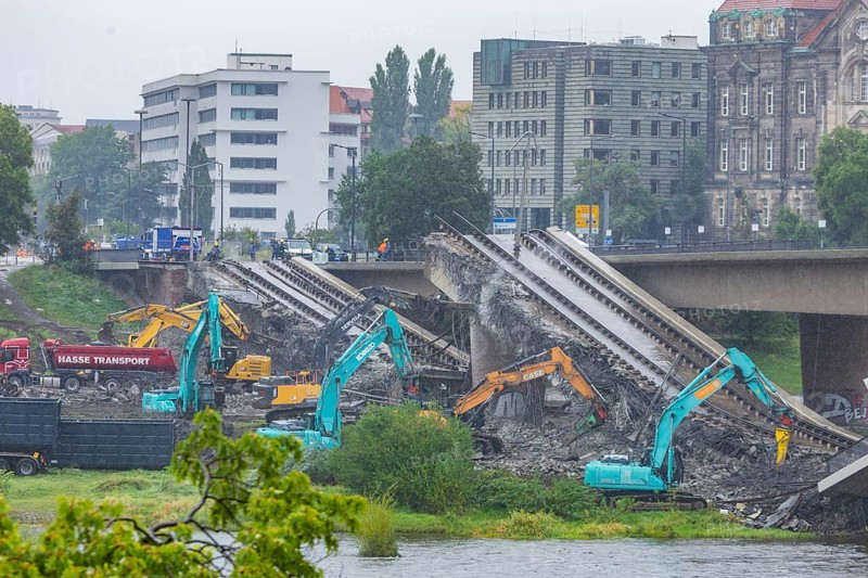 In the early hours of the morning, a section of the Carola Bridge collapsed for unknown reasons. Over a length of around 100 metres, the section on which the trams normally run has collapsed into the Elbe. Partial demolition has begun and around 10 excavators are tearing down the collapsed bridge section to make room for the imminent flooding of the Elbe., Partial collapse of the Carola Bridge in Dresden, Dresden, Saxony, Germany, Europe