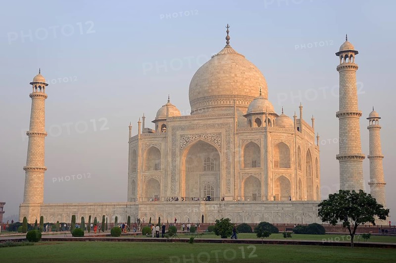 Taj Mahal, built by the Grand Mogul Shah Jahan in memory of his principal woman Mumtaz Mahal, who died in 1631, Agra, Uttar Pradesh, India, Asia