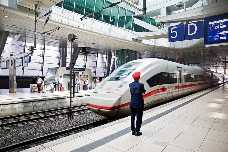 ICE at the centre platform with Deutsche Bahn staff, long-distance train station, airport, Frankfurt am Main, Hesse, Germany, Europe