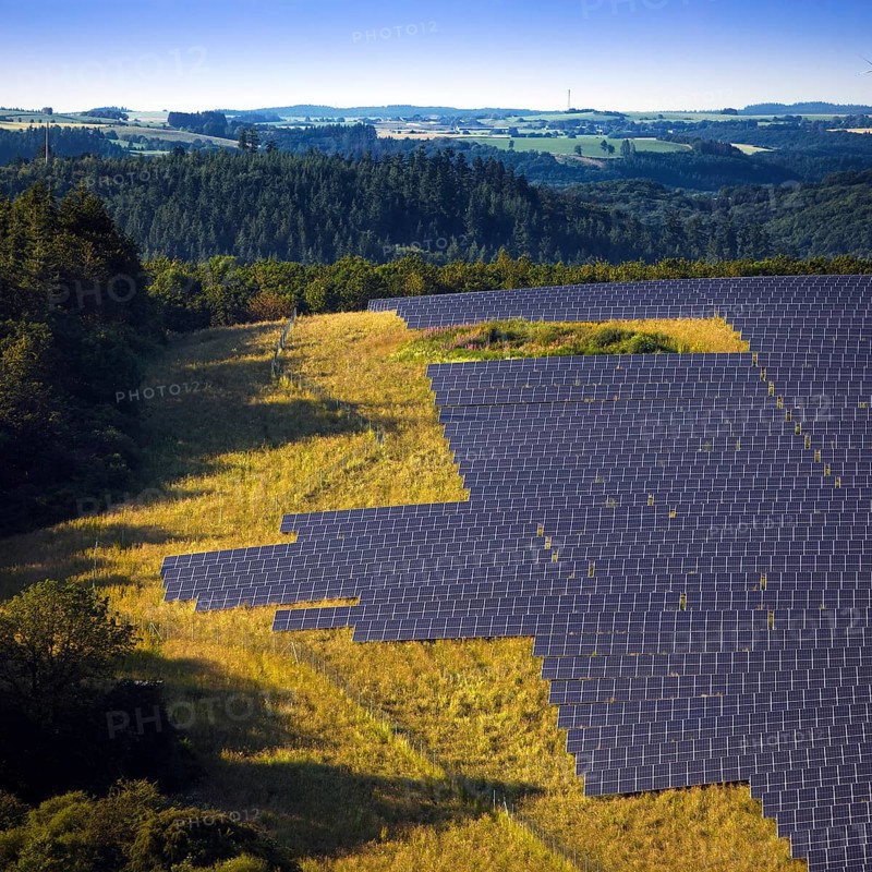 Large ground-mounted photovoltaic system, solar park in the Southern Eifel nature park Park, Ardennes, Arzfelder Hochfläche, Dauwelshausen, Rhineland-Palatinate, Germany, Europe