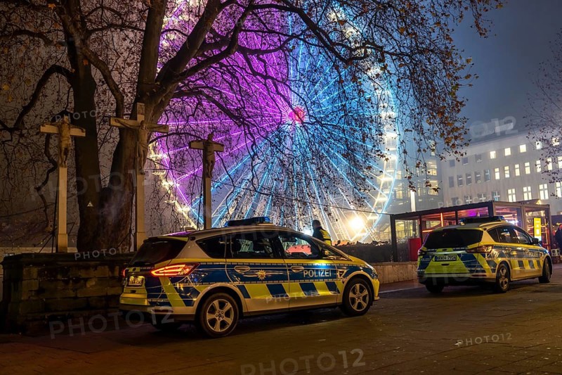 Police patrol in the pre-Christmas period, Christmas market in the city centre of Essen, police car at the Ferris wheel on Kettwiger Straße, North Rhine-Westphalia, Germany, Europe