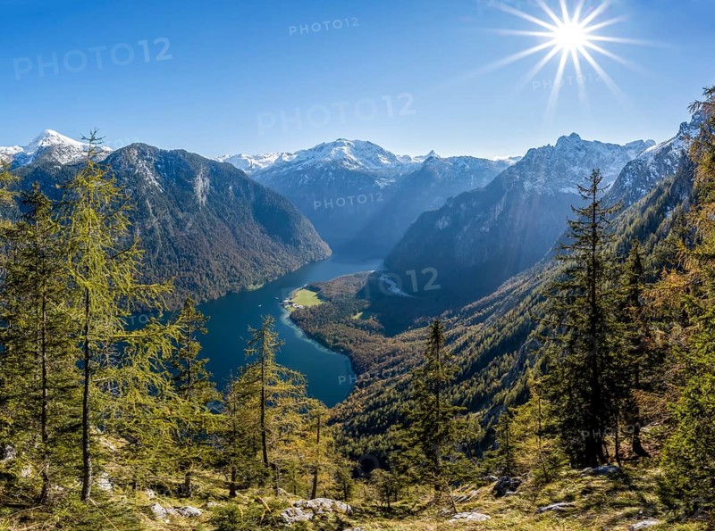 Panoramic view of the Königssee from the Archenkanzel viewpoint, autumnal forest and snow-capped mountains, Sonnenstern, Berchtesgaden National Park, Berchtesgadener Land, Upper Bavaria, Bavaria, Germany, Europe