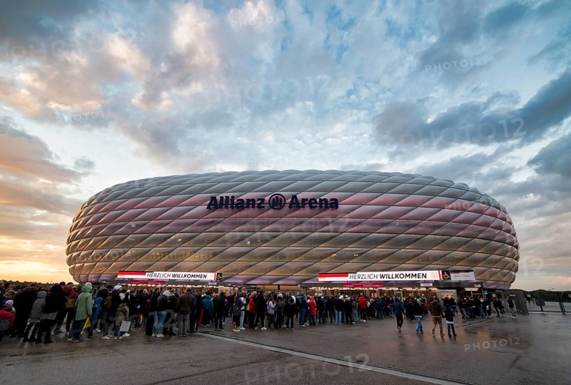 Spectators, fans, queue, waiting for admission, UEFA Nations League international match Germany vs. Netherlands, Allianz Arena, evening mood, Munich, Bavaria, Germany, Europe