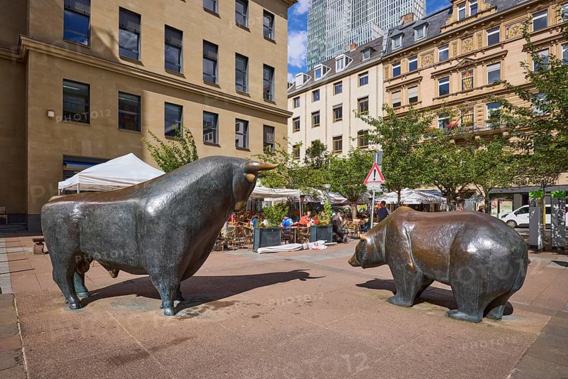Bronze figures of a bull and a bear by the sculptor Reinhard Dachlauer in Frankfurt am Main, Hesse, Germany, Europe