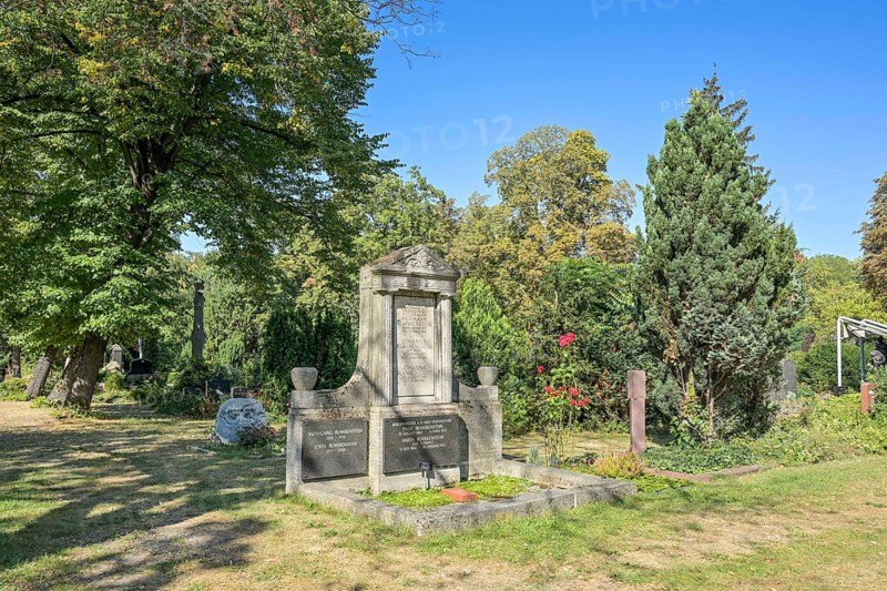 Graves, gravestones, cemeteries in front of Hallesches Tor, Kreuzberg, Friedrichshain-Kreuzberg, Berlin, Germany, Europe