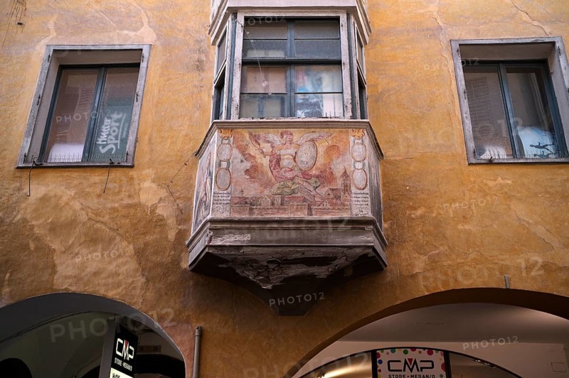 Fresco on a building in the Laubengasse, Via Pontici, Merano, Merano, historic centre, South Tyrol, Autonomous Province of Bolzano, Italy, Europe