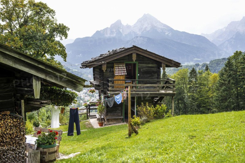 Historic wooden house, view of the Watzmann, Berchtesgarden Alps, Berchtesgaden, Berchtesgadener Land, Upper Bavaria, Bavaria, Germany, Europe