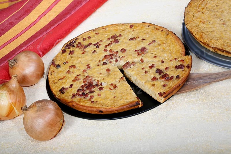 Swabian cuisine, onion tart vegetarian and classic with bacon, baked, savoury, savoury cake, typical Swabian, home cooking, cake tin, from the oven, wooden spatula, traditional cuisine, food photography, studio, Germany, Europe