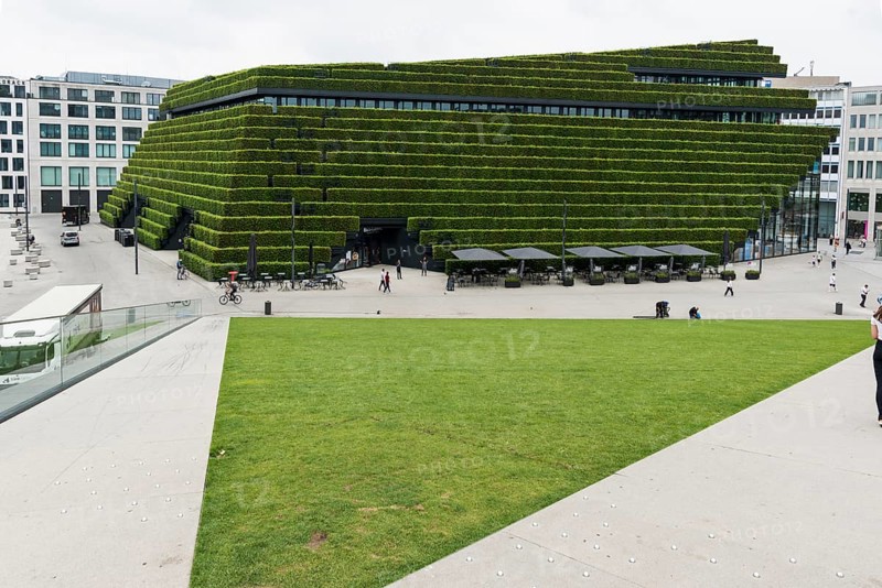 Kö-Bogen II office and commercial building, façade planted with hornbeam hedges, architect Christoph Ingenhoven, Düsseldorf, Rhineland, North Rhine-Westphalia, Germany, Europe