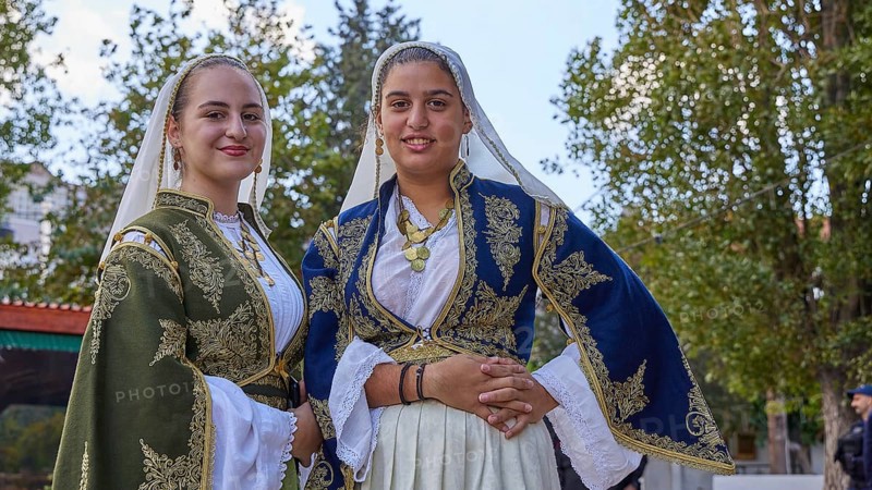 Women in traditional Cretan dress, surrounded by lush greenery, at a ceremony, Visit of Federal President Frank-Walter Steinmeier in Kandanos on 31 October 2024, Federal President, Frank-Walter Steinmeier, memorial, war crimes, Nazis, Wehrmacht crimes, World War II, Kandanos, Southwest Crete, Crete, Greek Islands, Greece, Europe