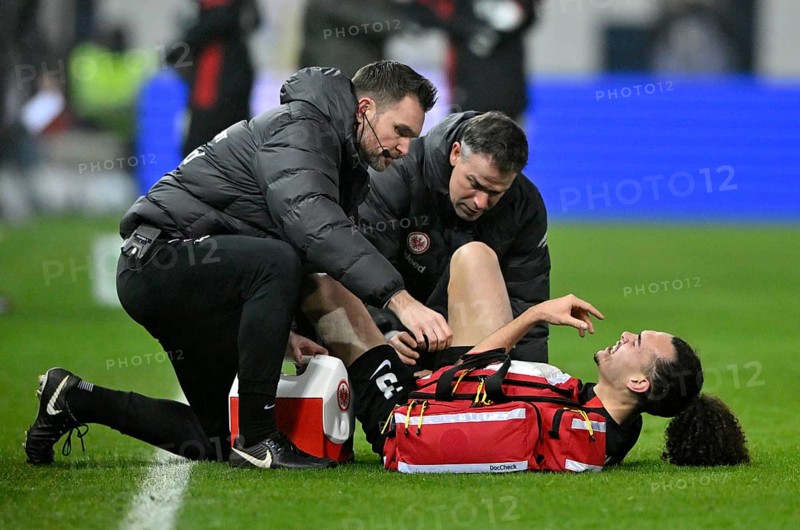 Arthur Theate Eintracht Frankfurt SGE (03) injured Injury on the ground Coach Voith-Arena, Heidenheim, Baden-Württemberg, Germany, Europe