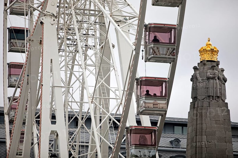 Ferris wheel The View Bruxelles with the Monument to the Glory of the Belgian Infantry, Brussels, Belgium, Europe
