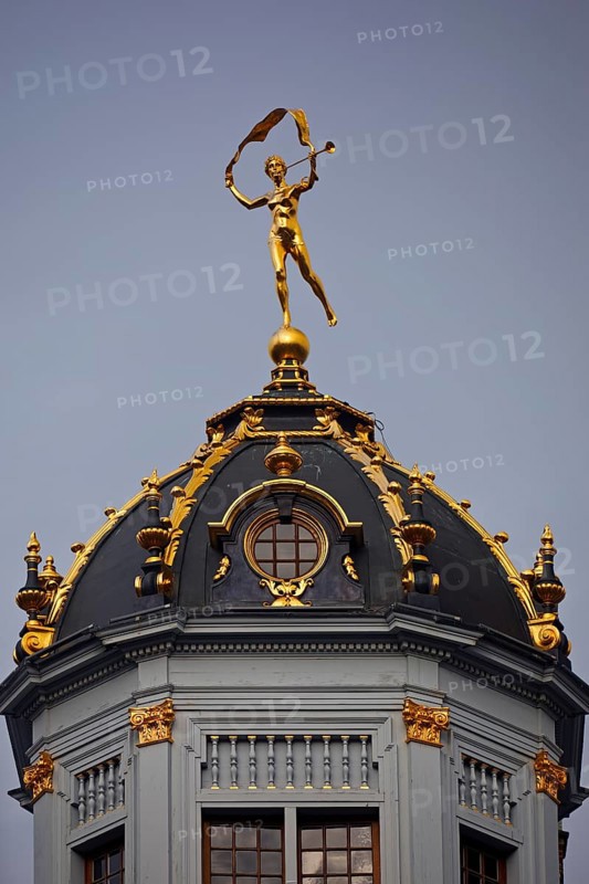 Dome with gilded bronze statue Renommée by P. Du Bois, Guildhall Au Roi d'Espagne, Grand-Place, Grote Markt, Brussels, Belgium, Europe