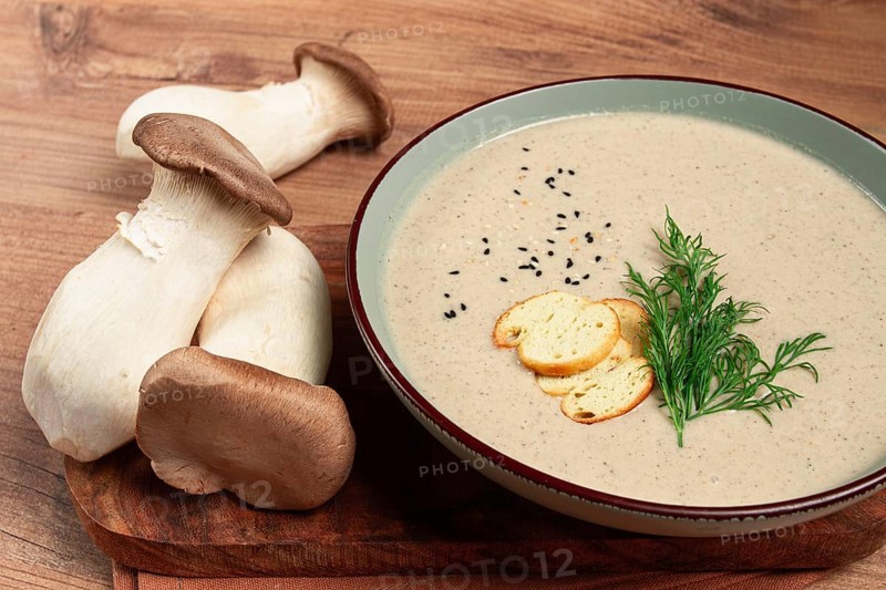 Mushroom cream soup, with dill and bruschetta, mushroom eringi