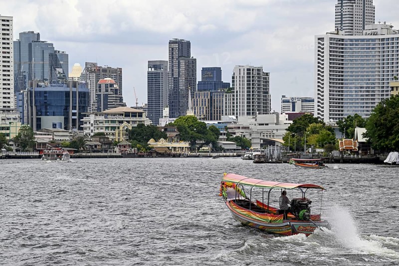 Excursion boat on the Chao Phraya River in front of the Bangkok skyline, Thailand, Asia