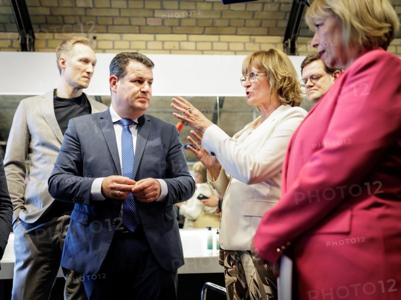 (R-L) Marina Kermer, Chairwoman of the Management Board of the Charlottenburg-Wilmersdorf Job Centre, Dr Ramona Schröder, Chairwoman of the Management Board of the Berlin-Brandenburg Regional Directorate of the Federal Employment Agency, Hubertus Heil (SPD), Federal Minister of Labour and Social Affairs and Daniel Terzenbach, Director of the Federal Employment Agency Regions and Special Representative of the Federal Government, during a discussion at the Coiffeur Civan hair salon in Berlin, 22.04.2024