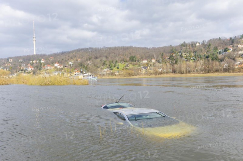 Recently, an inadequately secured car sank in the flood waters of the Elbe and was only located after an extensive search. The recovery is still pending, Dresden, Saxony, Germany, Europe
