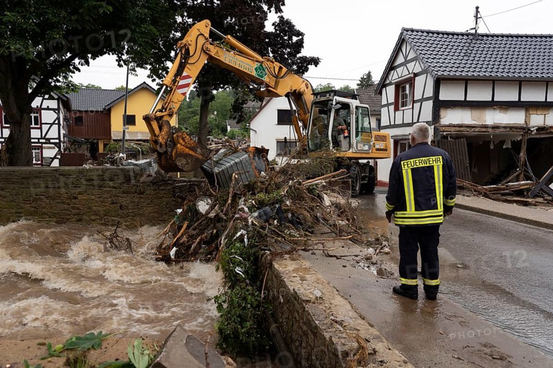 Flood in North Rhine-Westphalia, the village of Iversheim on the Erft was almost completely flooded Damage to almost all buildings and the road, clean-up work, Iversheim, district of Bad Münstereifel, North Rhine-Westphalia, Germany, Europe