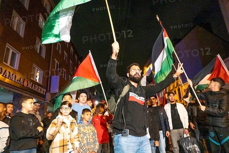 Demonstration by pro-Palestinian activists in Duisburg-Hochfeld, around 110 demonstrators marched through the neighbourhood justifying Hamas' attack against Israel, Duisburg, North Rhine-Westphalia, Germany, Europe