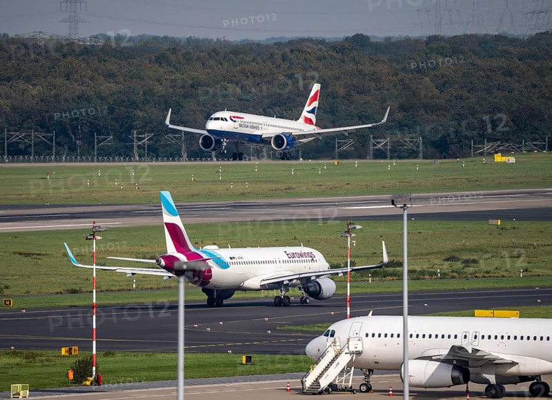 Düsseldorf Airport, British Airways aircraft, Boeing 737, on landing, Eurowings Airbus on the taxiway for take-off, North Rhine-Westphalia, Germany, Europe