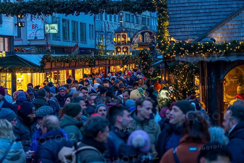 Christmas market at the Alter Markt in the old town of Cologne, Sunday shopping in Cologne city centre, 1st Advent weekend, North Rhine-Westphalia, Germany, Europe
