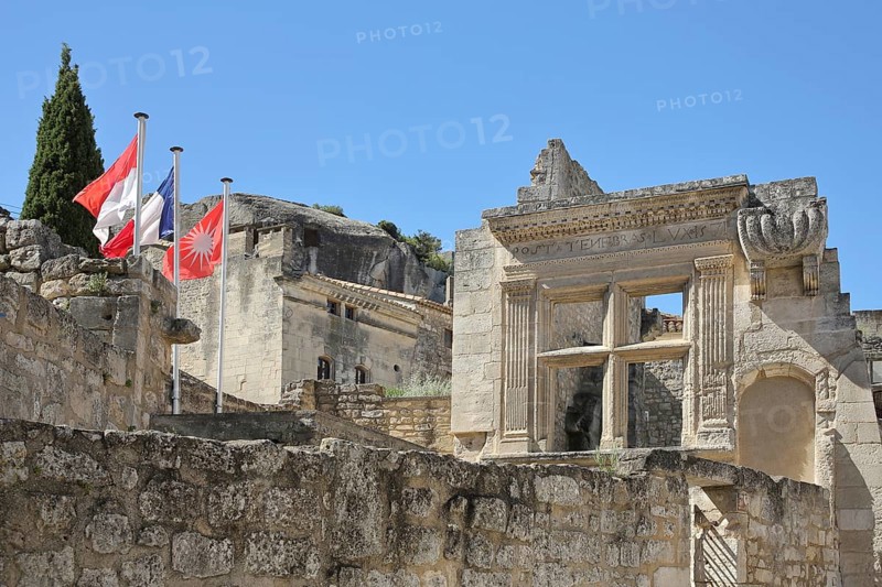 Place Prince Rainier III de Monaco, window, stone decoration, mountain village, Les Baux-de-Provence, Alpilles, Alpilles, Bouches-du-Rhône, Provence, France, Europe