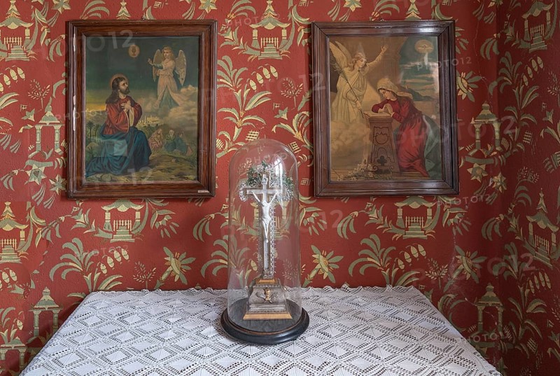 Chest of drawers with pictures of saints in the parlour, around 1900 in the Häckerhaus built in 1793, today Häckermueum, Mittelstraße 34, Gärtnerstadt, Bamberg, Upper Franconia, Bavaria, Germany, Europe