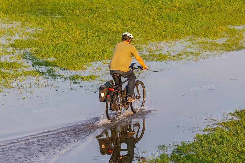 A weather-determining low-pressure system is moving from northern Italy on a so-called Vb track via Austria and the Czech Republic to Poland, bringing very humid air with it. This will also lead to flooding in the Elbe in Saxony. On 18.9.24, the level of the Elbe in Dresden is 6.06m. Cyclists on the Elbe cycle path, which is closed due to flooding, Elbe floods in Dresden, Dresden, Saxony, Germany, Europe