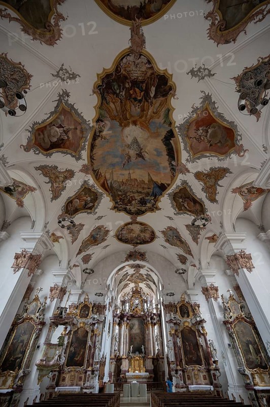 Ceiling fresco and chancel in Heilig Kreuz Minster built around 1400, Rottweil, Baden-Württemberg, Germany, Europe