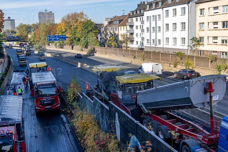 New whisper asphalt surface for the A40 motorway, in the city of Essen, direction Dortmund, 95, 000 square metres of porous asphalt will be laid over a distance of around 6 km, the motorway will be closed for 1 week, North Rhine-Westphalia, Germany, Europe