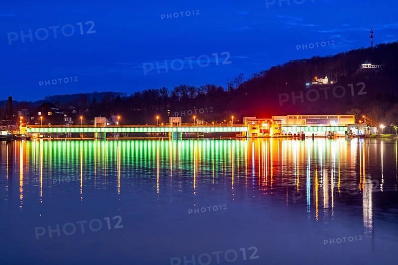 Lake Baldeney, illuminated weir, with lock, left and hydroelectric power plant power station, reservoir of the Ruhr in Essen, North Rhine-Westphalia, Germany, Europe