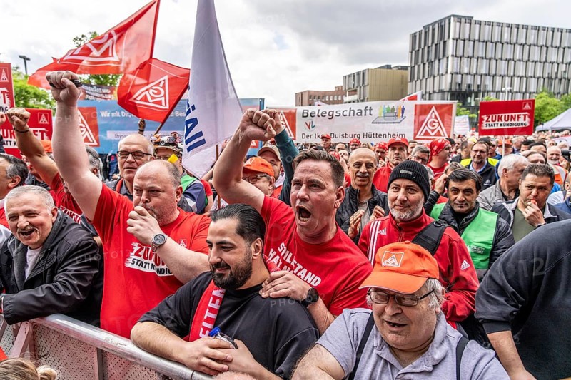 Demonstration by many thousands of steelworkers in front of the ThyssenKrupp headquarters in Essen against massive job cuts following the involvement of a foreign investor in the company, massive criticism of Group CEO Miguel López, North Rhine-Westphalia, Germany, Europe