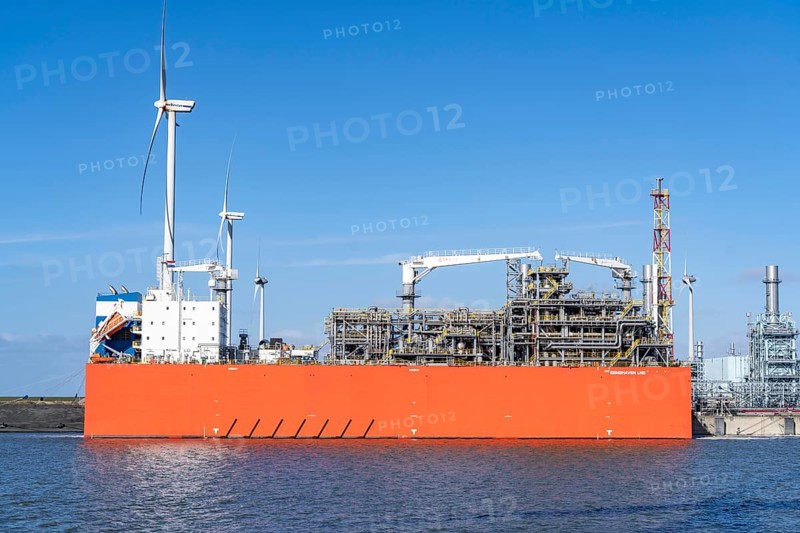 EemsEnergyTerminal, floating LNG terminal in the seaport of Eemshaven, tankers bring liquefied natural gas to the two production ships, Eemshaven LNG and Golar Igloo, which thaw the liquefied gas and feed it into the normal natural gas grid, in operation since September 2022, in the background the Magnum gas-fired power plant, Netherlands