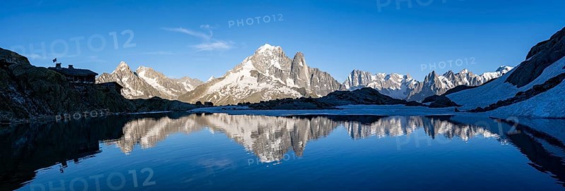 Mountain landscape in the evening light, water reflection in Lac Blanc, mountain hut Refuge du Lac Blanc, mountain peak, Aiguille Verte, Grandes Jorasses, Aiguille du Moine, Mont Blanc, Mont Blanc massif, Chamonix-Mont-Blanc, Haute-Savoie, France, Europe