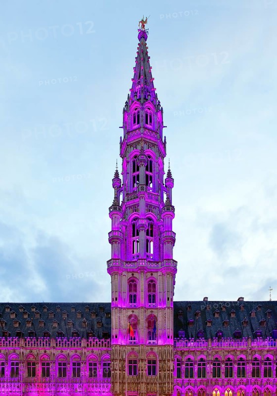 Hôtel de Ville, Stadhuis or City Hall, illuminated in the evening, Grand-Place, Grote Markt, Brussels, Belgium, Europe