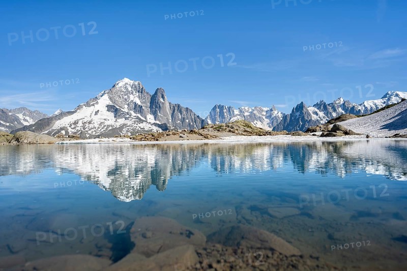 Mountain landscape with mountain lake, water reflection in Lac Blanc, mountain peak, Aiguille Verte, Grandes Jorasses, Aiguille du Moine, Mont Blanc, Mont Blanc massif, Chamonix-Mont-Blanc, Haute-Savoie, France, Europe