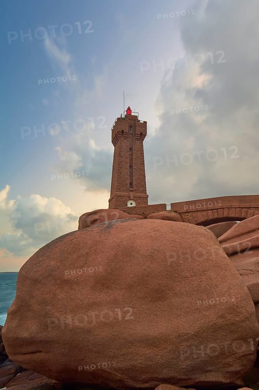 Lighthouse, Phare de Mean Ruz or Phare de Ploumanach, Ploumanach, Granit Rose, Departement Cotes-d Armor, Bretange, France, Europe