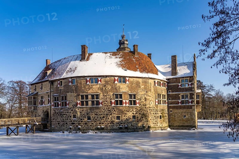 The snow-covered moated castle Burg Vischering near Lüdinghausen, Münsterland, North Rhine-Westphalia, Germany, Europe