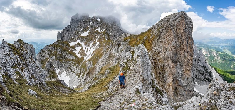 Mountaineers on a narrow hiking trail on a rocky ridge, ascent to the Maukspitze, clouds moving around the mountains, Ackerlpitze in the background, Wilder Kaiser, Kaiser Mountains, Tyrol, Austria, Europe